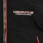 Bild zeigt Logo auf der Jacke im Dteail