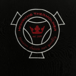 Bild von der Rückseite des Pullovers welches das Logo Heinrichs Themroliner zu sehen ist.